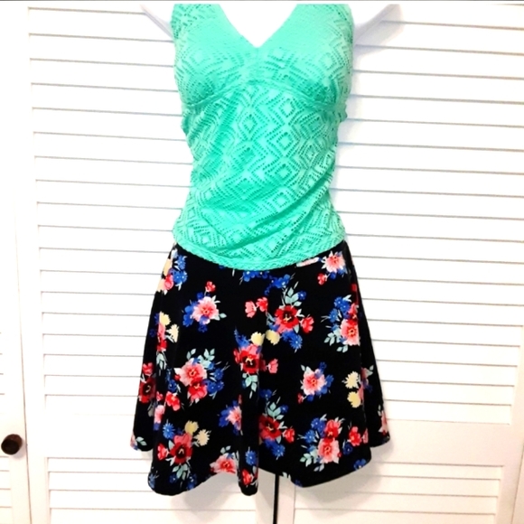 4 Panel So "Skater Skirt" Floral Small - Medium - Picture 5 of 10